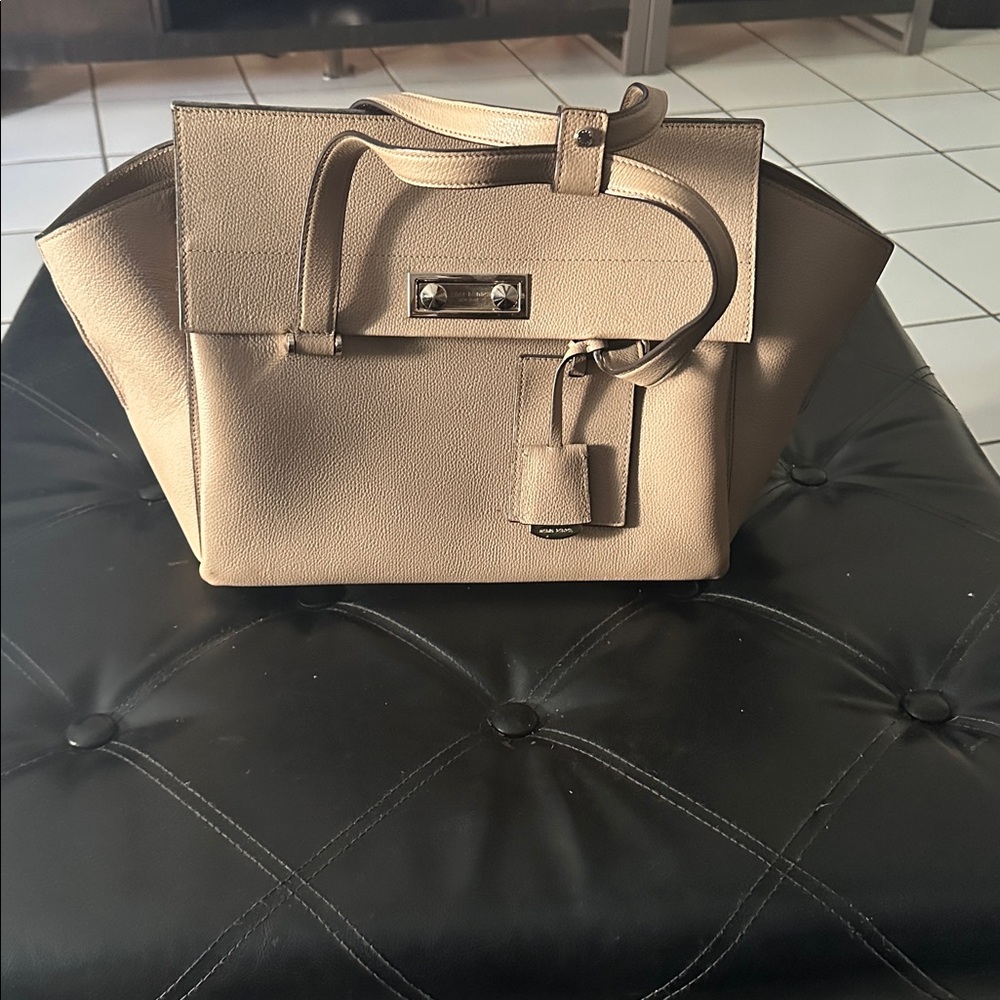 Elegant Tan Shoulder Bag